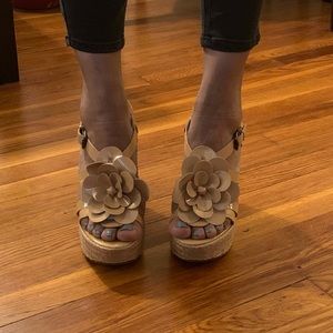 Vera Wang Dune Penny Wedges